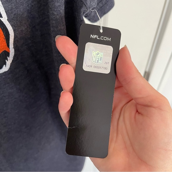 Men's Chicago Bears Justin Fields Name & Number Slim Fit Hoodie T-Shirt - Picture 8 of 10